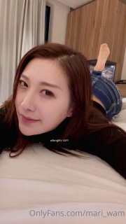 女 僕 裝 雙 馬 尾 萌 妹 ， 黑 白 絲 襪 無 毛 小 穴 磨 蹭